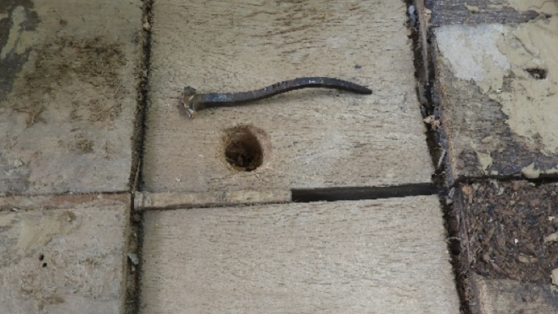 inv. 46030Removal of the nails in the originally sliding crossbars