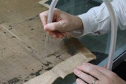 Micro-suction of dust in the direction of the work