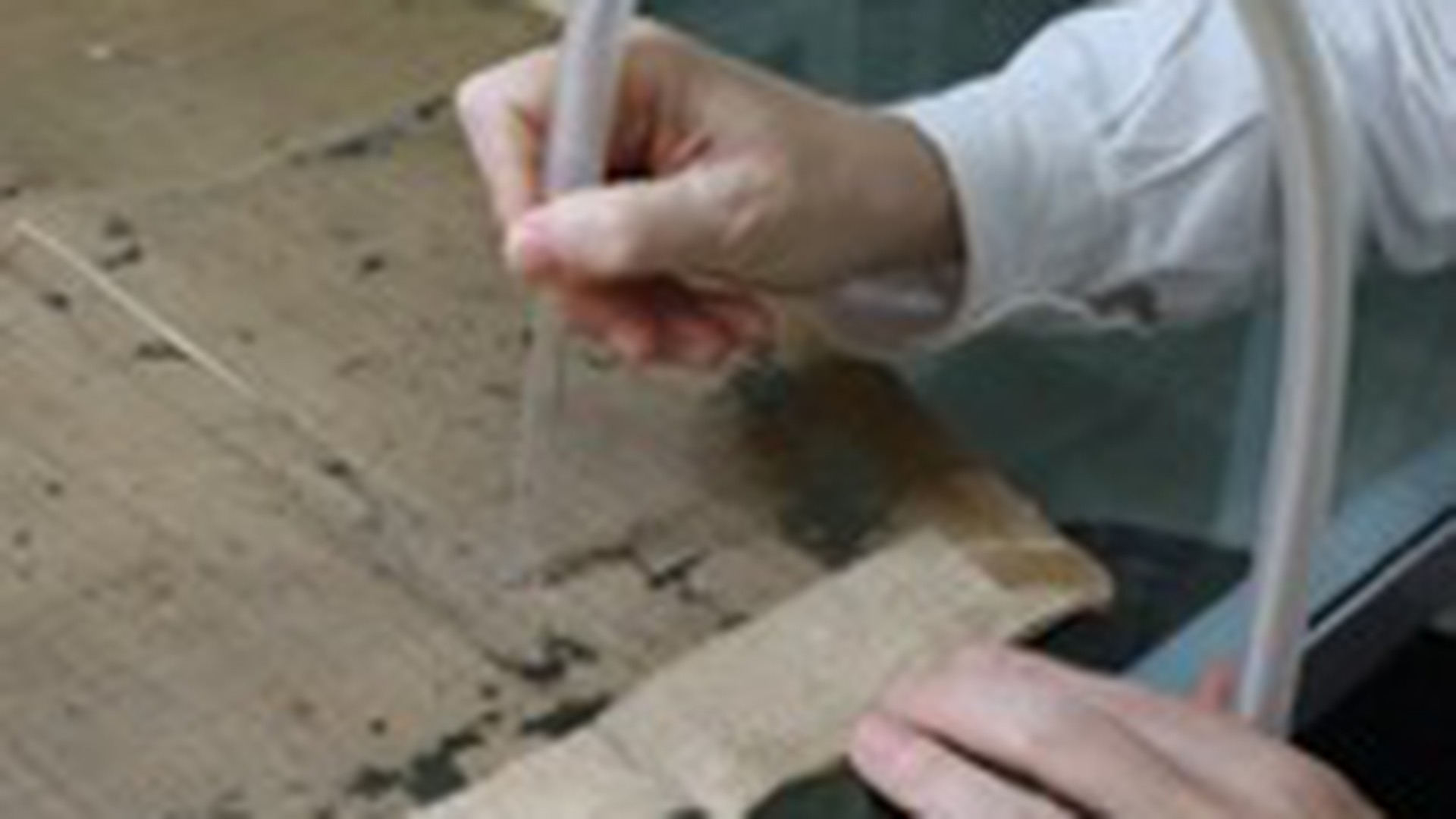 Micro-suction of dust in the direction of the work