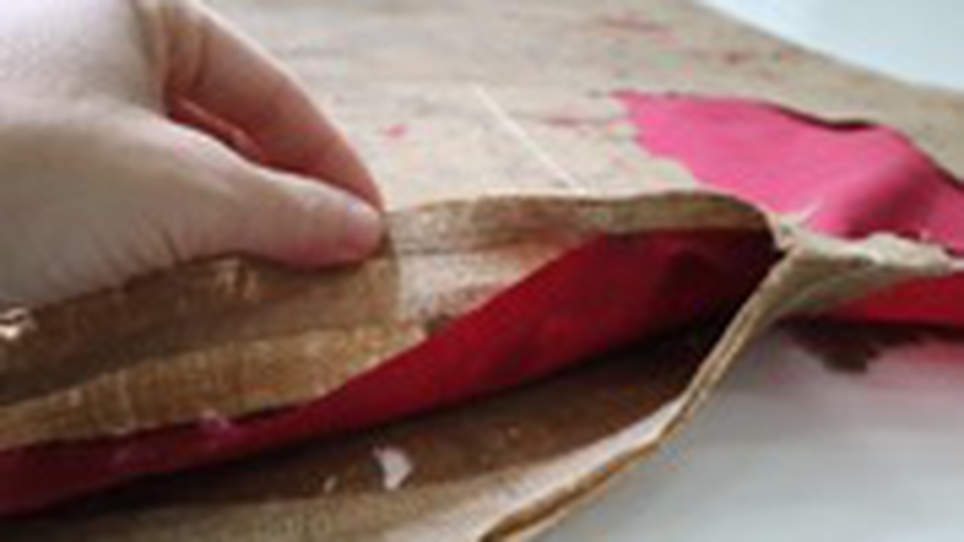 Detail of the detachment of the lining from the tunic