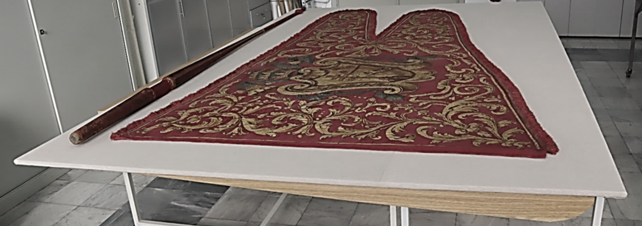 Horizontal view of the panel at the end of the banner and pole assembly