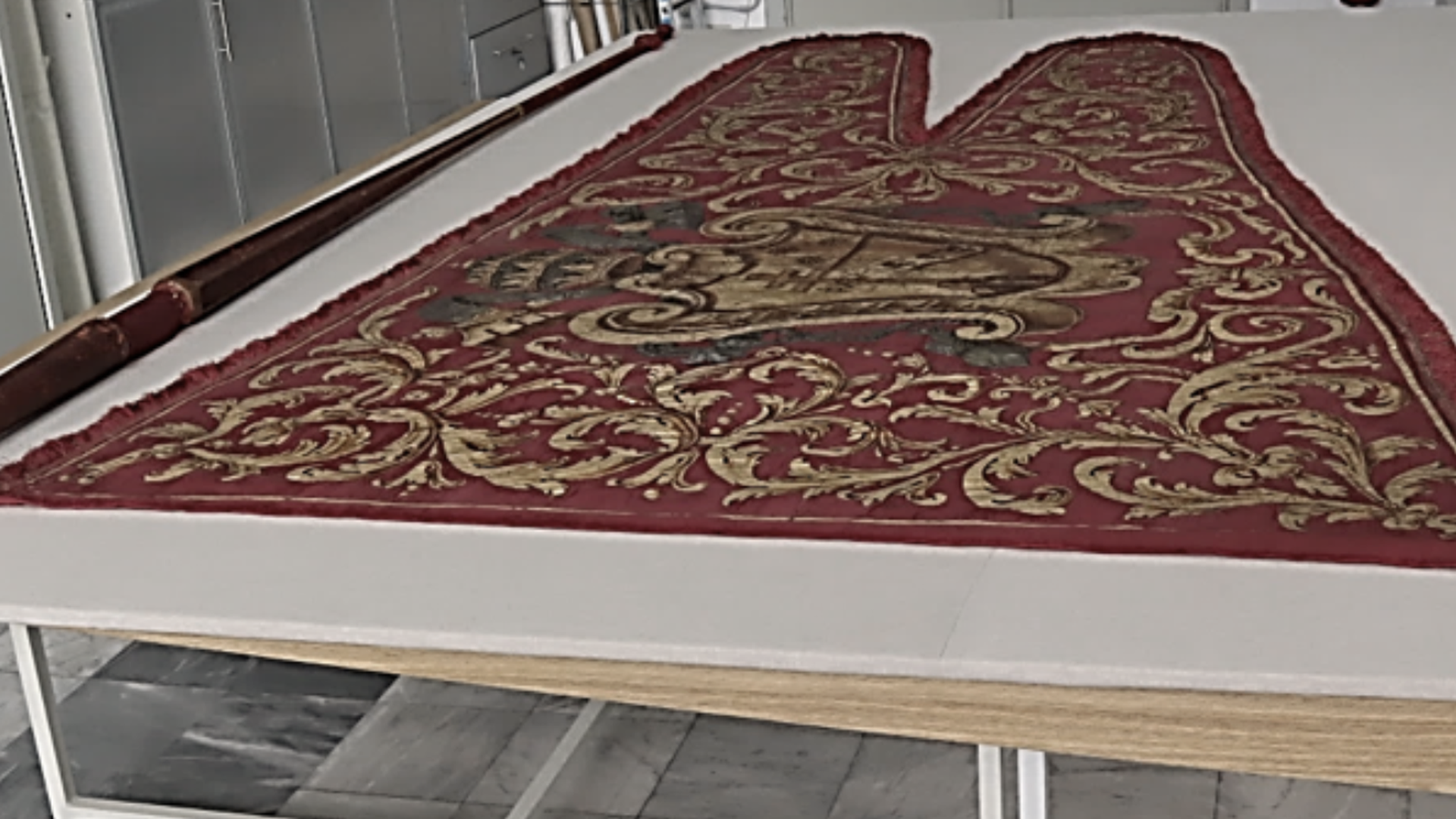 Horizontal view of the panel at the end of the banner and pole assembly